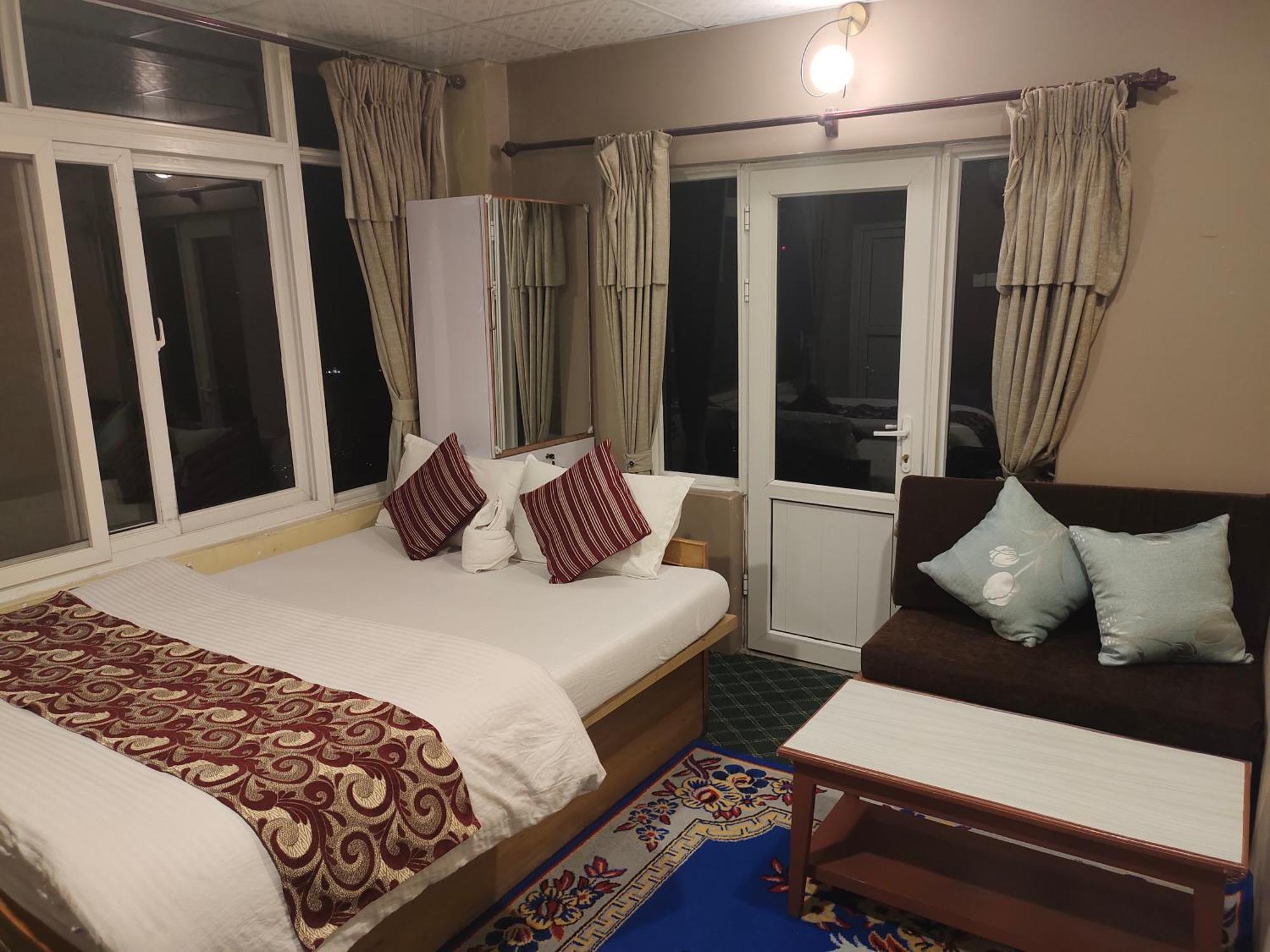 Hotel High Ground Inn Sarangkot Похара Екстериор снимка